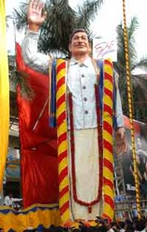 'ರಾಜ್'ಗಾಗಿ ಬೃಹತ್ ರಾಜಕುಮಾರ್ ಪ್ರತಿಮೆ!