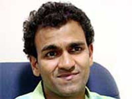 'ರಾಜ್' ಟಿಕೆಟ್ ಗಾಗಿ ರಾಘು ಹಿಂದೆ ಬಿದ್ದ ಪ್ರೇಕ್ಷಕ!