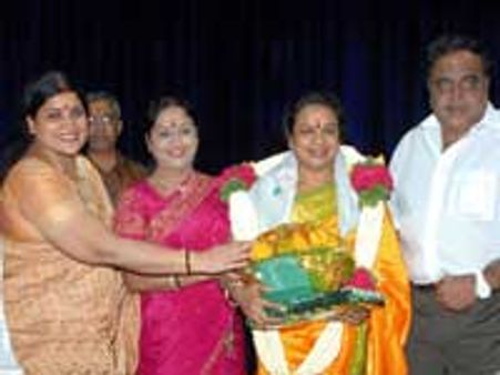 ಉಮಾಶ್ರೀಗೆ ಚಿನ್ನದ ಉಡುಗೊರೆ ಕೊಟ್ಟ ಅಂಬಿ!