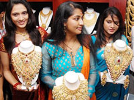 ನವ್ಯಾ ನಾಯರ್ ತೊಡೆ ಚಿವುಟಿದ ಪಡ್ಡೆ!