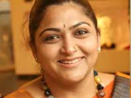 ಖುಷ್ಬು ಬೆನ್ನ ಮೇಲೆ ನವಿಲಿನ ಹಚ್ಚೆ ನಾಟ್ಯ!