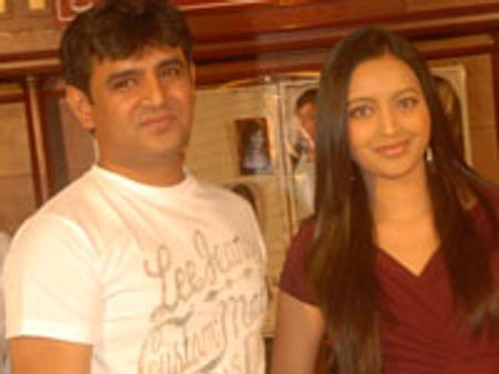 ಫ್ಲೈಟ್ ಟಿಕೆಟ್ ಕೊಡಿಸೋಕೆ ಅಳುತ್ತಾರೆ: ರೇಖಾ