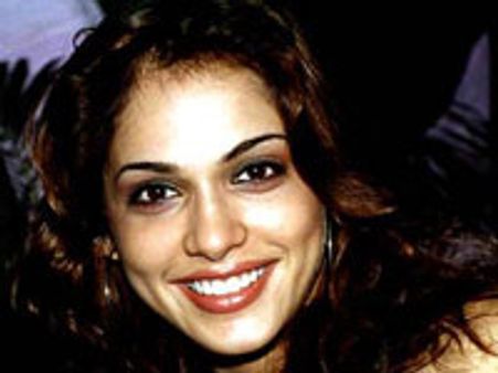 ನಟಿ ಇಷಾ ಕೊಪ್ಪಿಕರ್ ಗೆ ಕೂಡಿಬಂತು ಕಂಕಣಬಲ