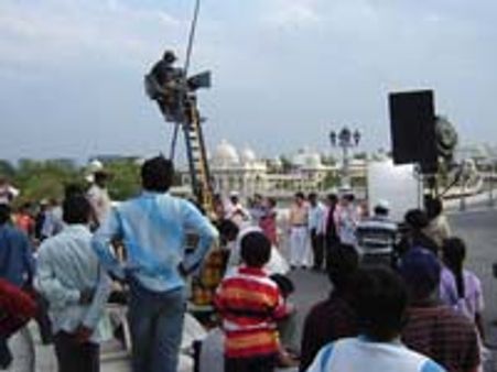 ಮೈಸೂರಿನಲ್ಲಿ ಚಿತ್ರ ನಿರ್ಮಾಪಕರ ವಿರುದ್ಧ ದಂಗೆ!