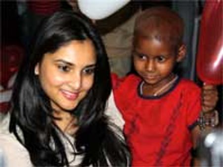 ಕ್ಯಾನ್ಸರ್ ಪೀಡಿತ ಮಕ್ಕಳಿಗೆ ಪ್ರೀತಿ ಹಂಚಿದ ರಮ್ಯಾ