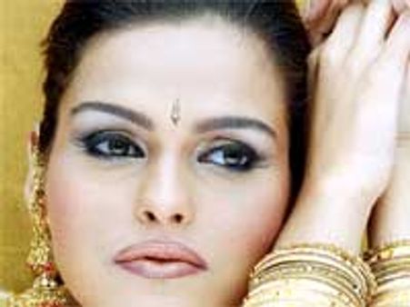 ರೂಪದರ್ಶಿಗೆ ಮಸಿಬಳಿಯುತ್ತಿರುವ ಬ್ಲಾಗಿಗ