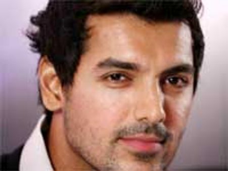 ಅಬ್ಬಾಸ್ ಹೆಂಡತಿಗೆ ಜಾನ್ ಅಬ್ರಹಾಂ ಚುಂಬನ