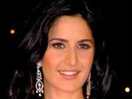 ಗ್ರಾಮ ವಾಸ್ತವ್ಯದಲ್ಲಿ ಶೌಚಾಲಯ ಸ್ವಚ್ಛಗೊಳಿಸಿದ ಕತ್ರಿನಾ