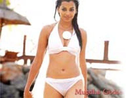 ಪಾರದರ್ಶಕ ಬಿಕಿನಿಯಲ್ಲಿ ಮುಗ್ಧಾ ಗೋಡ್ಸೆ ಸೌಂದರ್ಯ