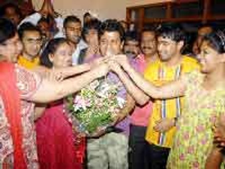 ಶಿವಣ್ಣನಿಗೆ ಅಭಿಮಾನಿಯಿಂದ ನಾಟಿ ಹುಂಜ ಕೊಡುಗೆ