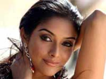 ಪಂಚತಾರಾ ಹೋಟೆಲ್ ನಲ್ಲಿ ಧೋನಿ, ಅಸಿನ್