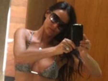 ಟ್ವಿಟ್ಟರ್ ಹಕ್ಕಿ ಸಂದೇಶ :ಡೆಮಿ ಮೂರ್ ಬಿಕಿನಿ ಚಿತ್ರ