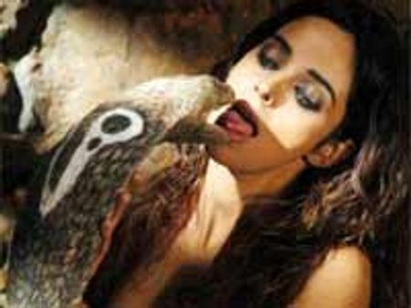 ಕಾಳ ಸರ್ಪಕ್ಕೆ ನಾಗಕನ್ಯೆ ಮಲ್ಲಿಕಾ ಶೆರಾವತ್ ಫ್ರೆಂಚ್ ಕಿಸ್!