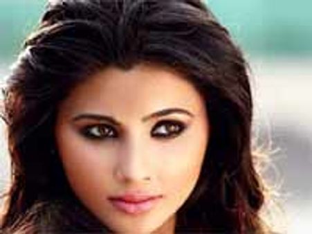 'ಭದ್ರ'ನ ಕೈಹಿಡಿದ ಮುಂಬೈ ಚಿಂಗಾರಿ ಡೈಸಿ ಶಾ