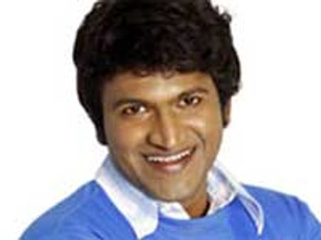 ಪುನೀತ್ ಅಭಿಮಾನಿಗಳಿಗೆ ಹಾಸನದಲ್ಲಿ ಲಾಠಿ ಏಟು