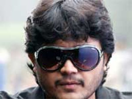 'ಕೂಲ್' ಆಗಿ ವಿದೇಶಕ್ಕೆ ಹಾರಿದ ಗೋಲ್ಡನ್ ಸ್ಟಾರ್