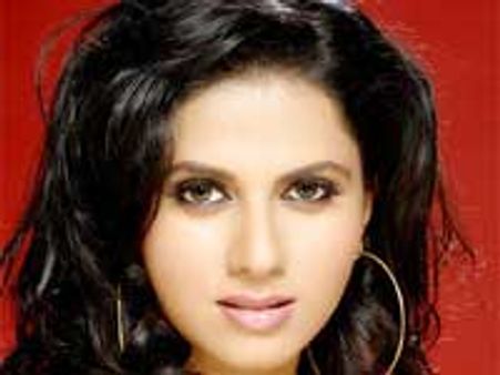 ತವರು ಮನೆಗೆ ಆಗಮಿಸಿದ ಸ್ಪೈಸಿ ತಾರೆ ಡೈಸಿ ಬೋಪಣ್ಣ