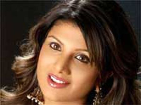 ಚಿತ್ರನಟಿ ರಂಭಾ ಮನೆ ಮೇಲೆ ಸೆಕ್ಯುರಿಟಿಗಳ ದಾಂಧಲೆ