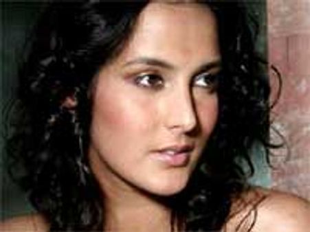 'ಸೂಪರ್' ತಾರೆ ಟುಲಿಪ್ ಜೋಷಿ ವಿರುದ್ಧ ವಂಚನೆ ಕೇಸು