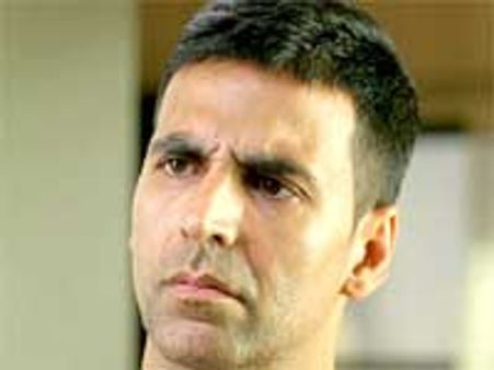 ಅಕ್ಕಿ ಮಗನ ಪೃಷ್ಠ ಚಿವುಟಿದ ಸೆಕ್ಯುರಿಟಿಗೆ ಗೇಟ್ ಪಾಸ್