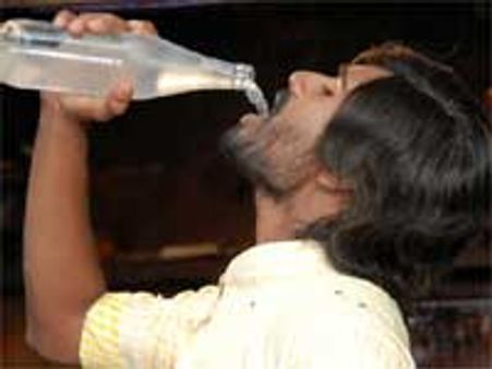 ಕೈಯಲ್ಲಿ ಸಾರಾಯಿ ಬಾಟಲಿ ಹಿಡಿದ ದೇವದಾಸ