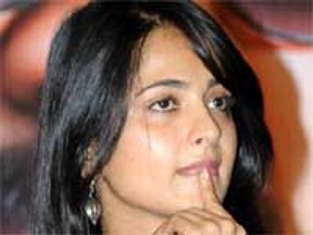 ಅನುಷ್ಕಾ ಶೆಟ್ಟಿ ಕೆಂದುಟಿಗಳಿಗೆ ಸುರೂಪಿ ಶಸ್ತ್ರಚಿಕಿತ್ಸೆ