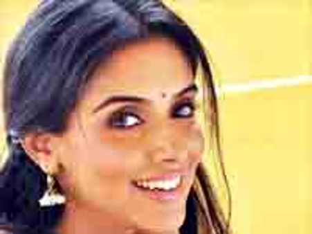 ಬಿಕಿನಿಗೆ ಶರಣೆಂದ ಮಲ್ಲು ಬೆಡಗಿ ಅಸಿನ್ ತೊಟ್ಟುಂಕಲ್