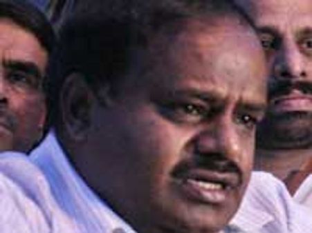 ಬಣ್ಣ ಹಚ್ಚಿದ ಮಾಜಿ ಮುಖ್ಯಮಂತ್ರಿ ಎಚ್ ಡಿ ಕುಮಾರಸ್ವಾಮಿ