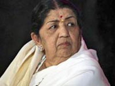 8 ವರ್ಷದ ಬಾಲೆಗೆ 82ರ ಲತಾ ಕಂಠ !