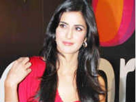 ಬಾಲಿವುಡ್ ತಾರೆ ಕತ್ರಿನಾ ಕೈಫ್ ಟಾಪ್ ಜಾರಿ ಬಿದ್ದಾಗ