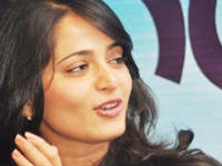 ಐಟಿ ದಾಳಿ ಹಿನ್ನೆಲೆ; ಬೆಂಗಳೂರಿಗೆ ಮರಳಿದ ಅನುಷ್ಕಾ ಶೆಟ್ಟಿ