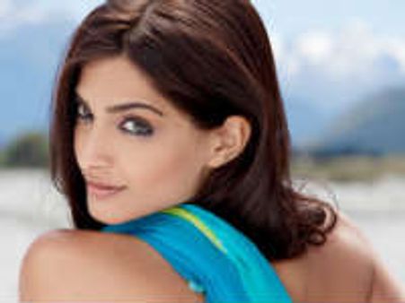 ಬಾಲಿವುಡ್ ತಾರೆ ಸೋನಂ ಕಪೂರ್ ಆಸ್ಪತ್ರೆಗೆ ದಾಖಲು