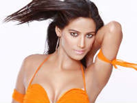 ರೂಪದರ್ಶಿ ಪೂನಂ ಪಾಂಡೆ ಪ್ಯಾರಿಸ್ ಪ್ರಣಯ