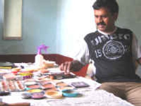 ಬಣ್ಣಹಚ್ಚುವವರಿಗೆ ಬಣ್ಣಹಚ್ಚುವ ಎನ್.ಕುಮಾರ್