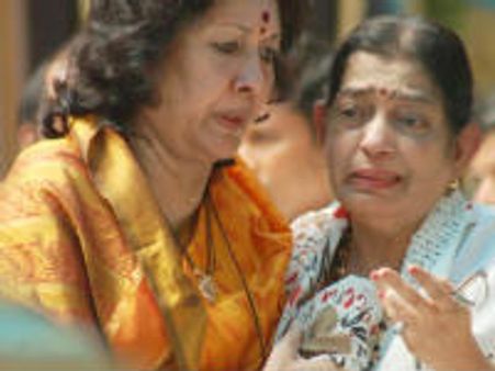 ಬಾಬಾ ಶರೀರ ಕಂಡು ಗಳಗಳನೆ ಅತ್ತ ಗಾಯಕಿ ಸುಶೀಲ