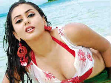 ಸೆಕ್ಸಿ ತಾರೆ ನಮಿತಾ ಡಾನ್ಸ್‌ಗಾಗಿ ಒಂದು ಗಂಟೆ ಕಾದ ಸಚಿವ