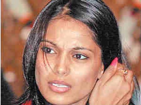 ಮುಂಬೈ ಏರ್‌ಪೋರ್ಟ್‌ನಲ್ಲಿ ಬಿಪಾಶಾ ಬಸು ಬಂಧನ