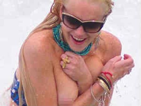 ಬೀಚ್‌ನಲ್ಲಿ ಸುಂದರಿ ಲಿಂಡ್ಸೆ ಲೋಹನ್ ವಸ್ತ್ರಾಪಹರಣ