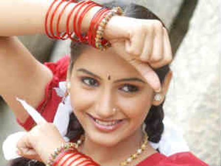 ಸೆಕ್ಸಿ ಲುಕ್‌ನಲ್ಲಿ ಬಳುಕುವ ಬಳ್ಳಿ ರಾಗಿಣಿ ದ್ವಿವೇದಿ