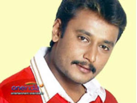 ಆಟೋರಿಕ್ಷಾ ಓಡಿಸಿ, ಹಾಡುಗಳ ಸಿಡಿ ಹಂಚಿದ ದರ್ಶನ್