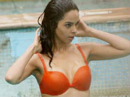 ಸೆಕ್ಸಿ ತಾರೆ ಮಲ್ಲಿಕಾ ಶೆರಾವತ್ ಬಿಕಿನಿಗೆ ಕತ್ತರಿ