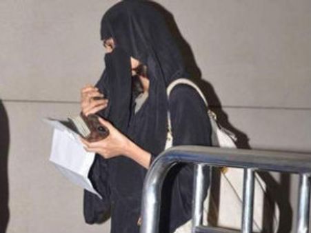 ಬುರ್ಖಾದಲ್ಲಿ ಸೆರೆಸಿಕ್ಕ ಬೆಡಗಿ ಮಲ್ಲಿಕಾ ಶೆರಾವತ್