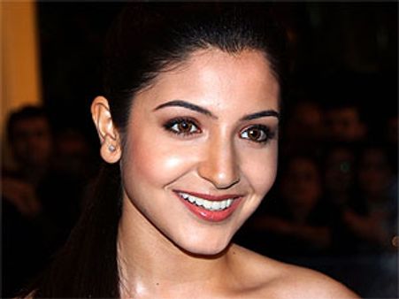 ನಟಿ ಅನುಷ್ಕಾ ಮುಂಬೈ ವಿಮಾನ ನಿಲ್ದಾಣದಲ್ಲಿ ಸೆರೆ