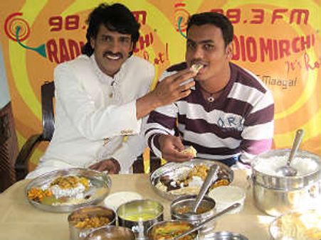 ಅಭಿಮಾನಿ ಜೊತೆ ಉಪೇಂದ್ರ ಭೂರಿ ಭೋಜನ