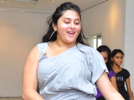 ಗಜಗಾಮಿನಿ ನಮಿತಾ ಡಾನ್ಸ್ ನೋಡಿ ನಗಬೇಡಿ!