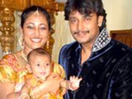 ದರ್ಶನ್ ಅಭಿಮಾನಿಗಳಿಂದ ಪೊಲೀಸ್ ಠಾಣೆ ಮುತ್ತಿಗೆ