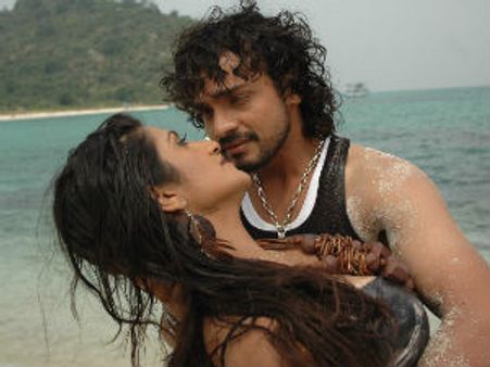 ಕಳ್ಳ ಮಳ್ಳ ಸುಳ್ಳ ಕ್ರೇಜಿ ಫ್ಯಾಮಿಲಿ ಪ್ಯಾಕೇಜ್