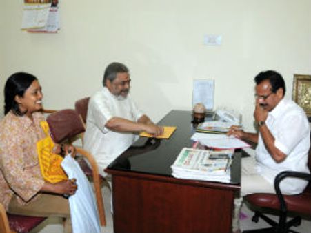 ಸದಾನಂದಗೌಡ ಜೊತೆ ಕೆಎಸ್‍ಎಲ್ ಸ್ವಾಮಿ ಮಾತುಕತೆ