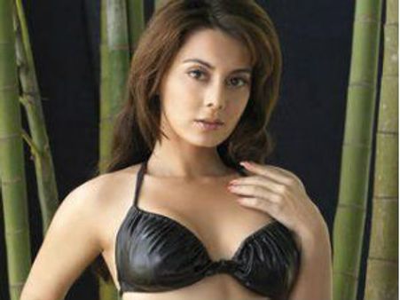 ಬಿಕಿನಿಗೆ ಮೇಲೆ ಟೂ ಬಿಟ್ಟ ಮಿನಿಷಾ ಲಾಂಬಾ