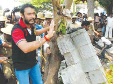 ದರ್ಶನ್ ಫ್ಯಾನ್ಸ್ ನೂಕು ನುಗ್ಗಲು ಕಾಂಪೌಂಡ್ ಗೋಡೆ ಕುಸಿತ